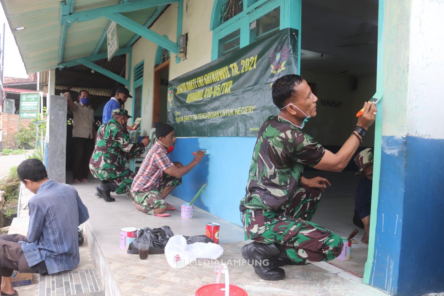Karya Bakti Satkowil TNI, Koramil 05/TKP Bersihkan Lingkungan dan Grebeg Mushola Al Abror