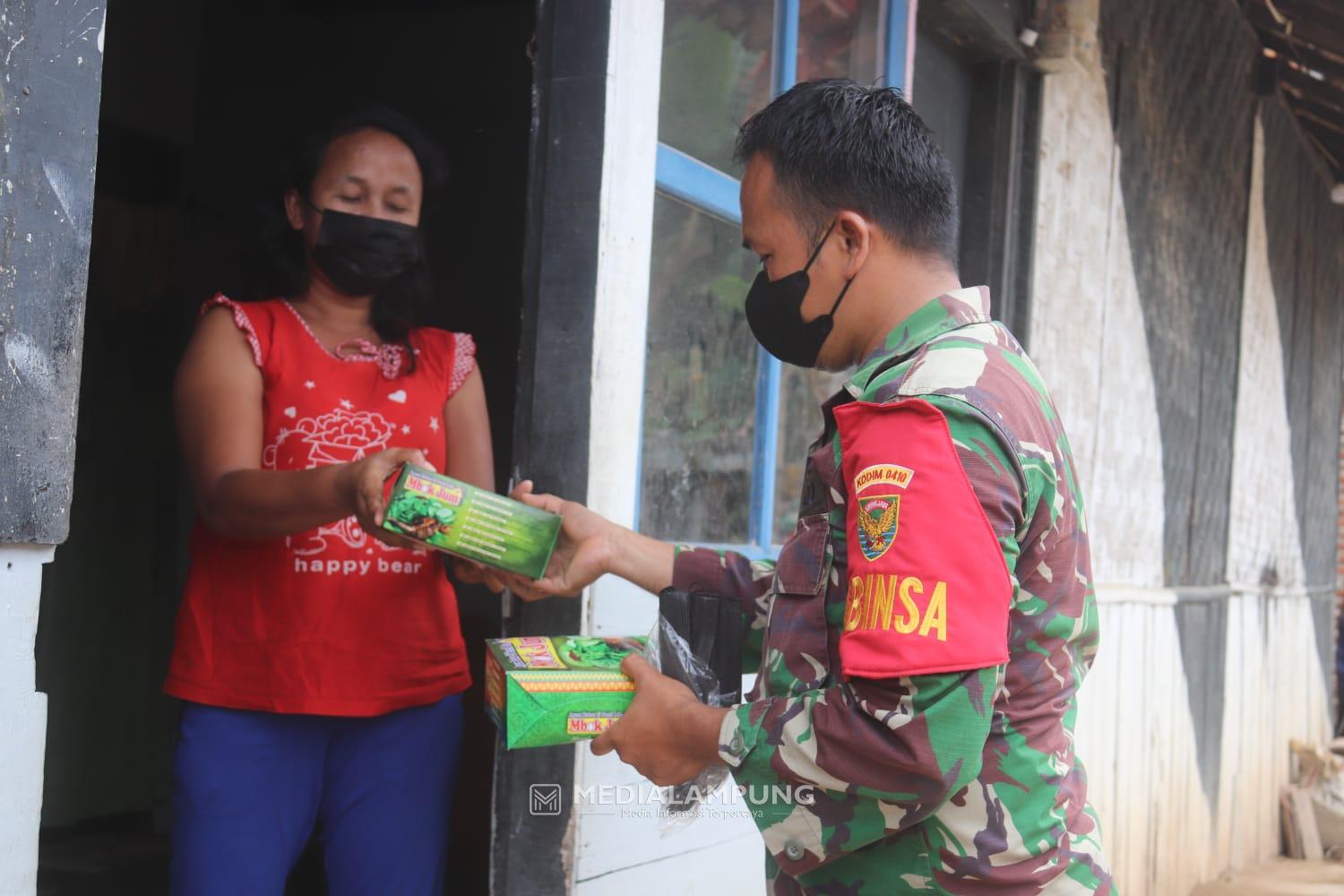 Koramil TKP Bagikan Nasi Kotak dan Masker Gratis Kepada Warga