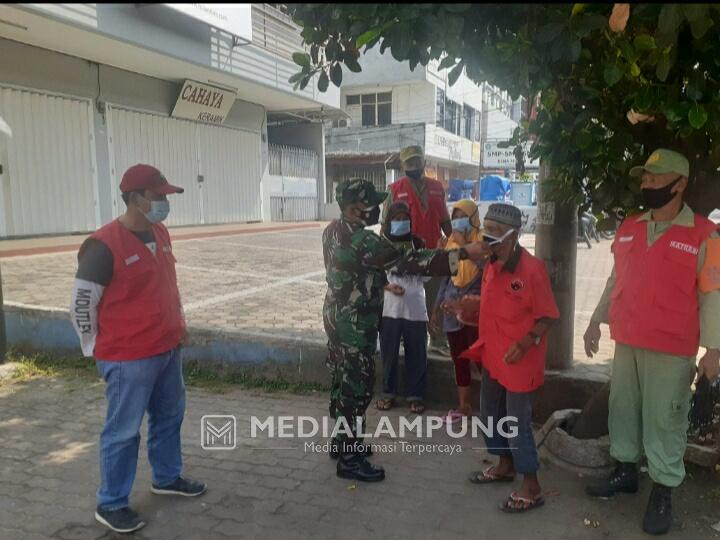 Patroli Wilayah, Babinsa Kedaton dan Satgas Covid Imbau Warga Patuhi Prokes