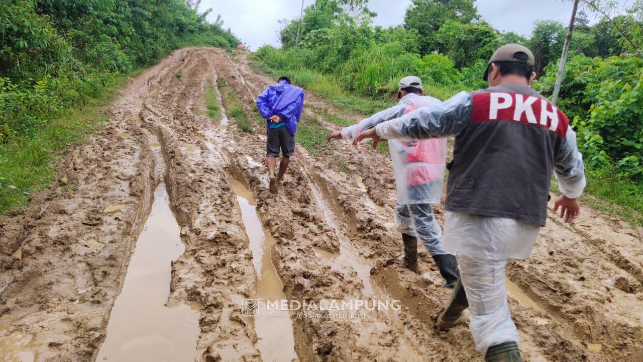 Tempuh Enam Jam Perjalanan Kaki, Salurkan Bansos PKH ke Wilayah Terisolir