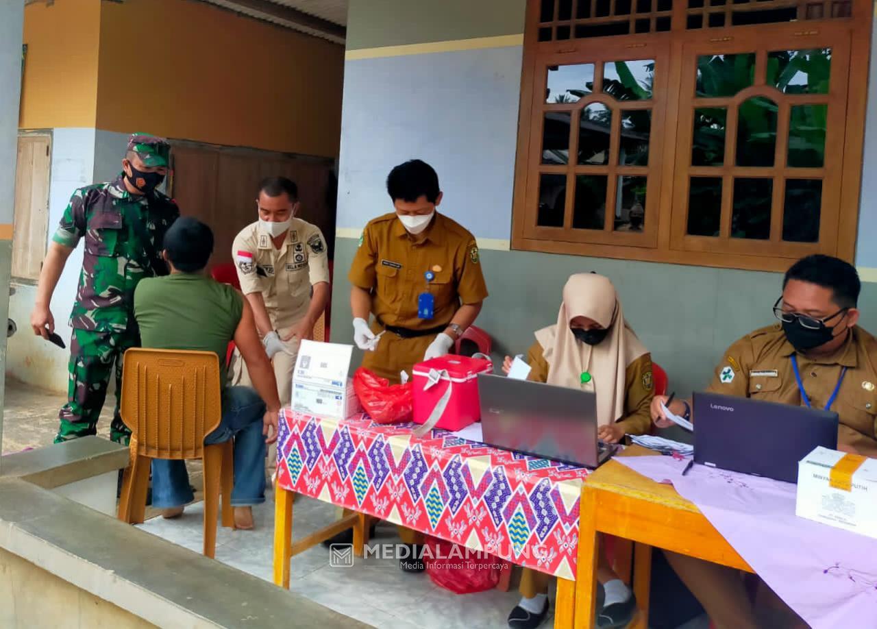 Koramil TBU Bersama Puskesmas Bakung Vaksin Warga Secara Door to Door