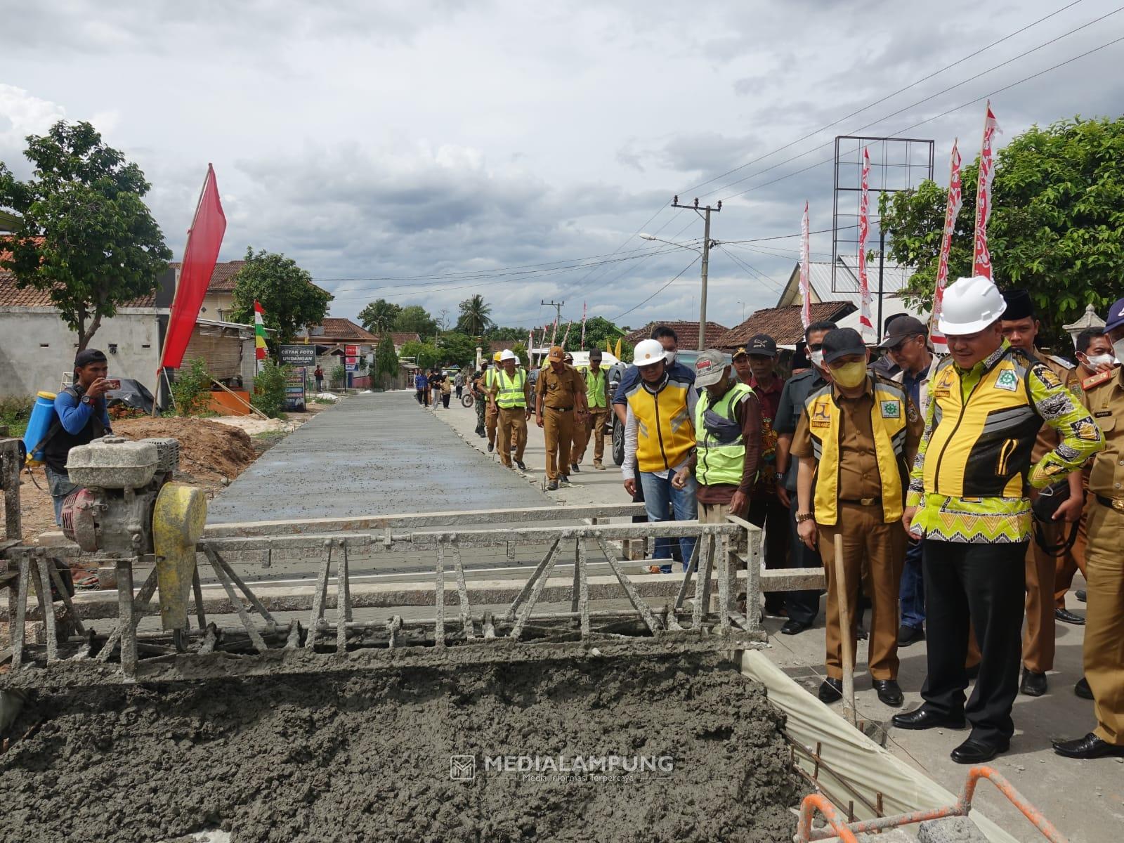 Jalan Rigid Beton Sepanjang 18 Km di Lamteng Dalam Proses Pengerjaan