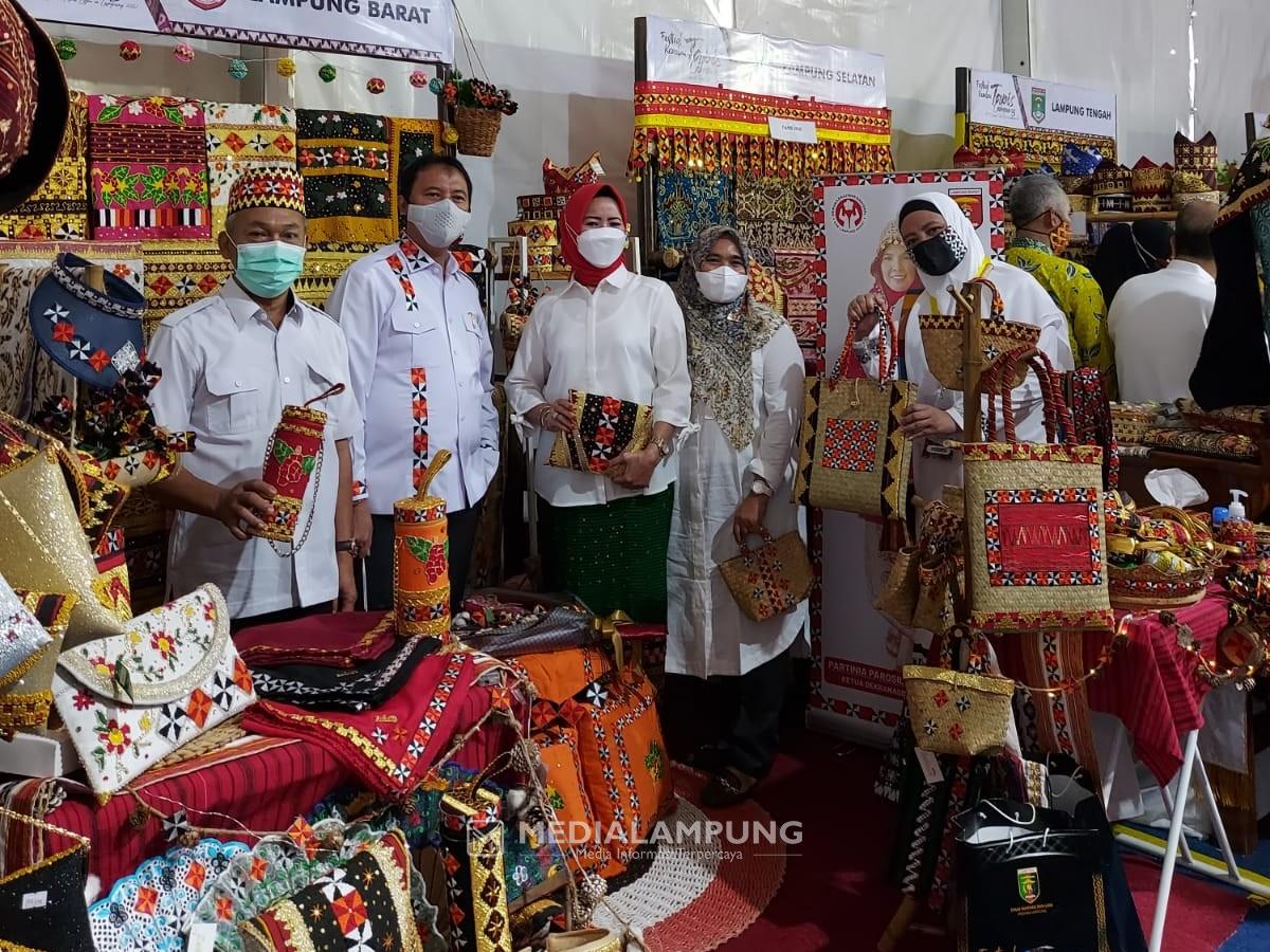Boyong Sejumlah Produk Kerajinan, Lambar Ikut Serta dalam Festival Kemilau Tapis Lampung 