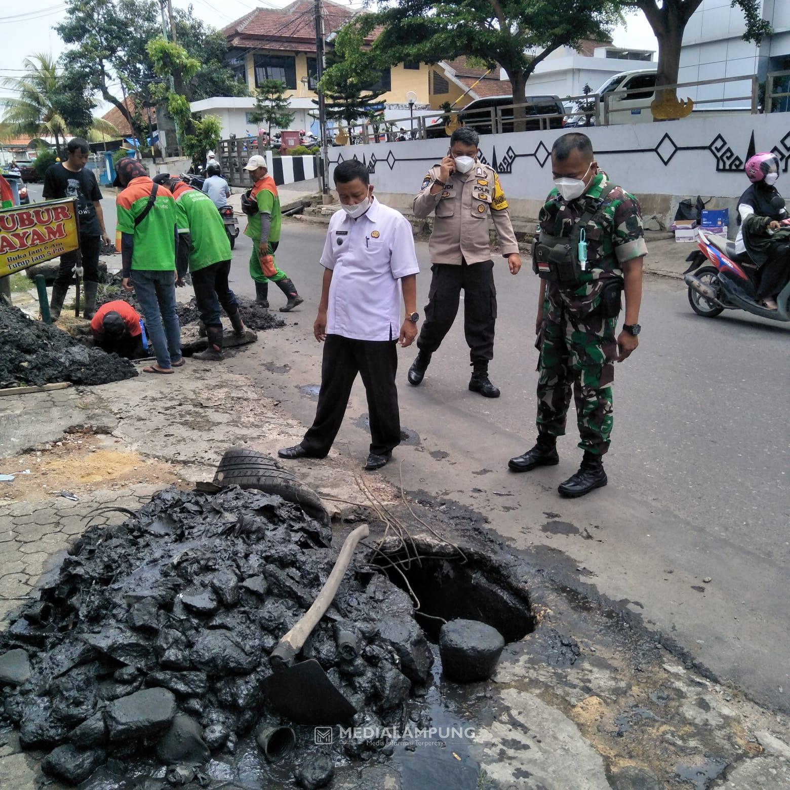 Peduli Lingkungan, Babinsa-Babinkamtibmas dan Lurah Enggal Pantau Pembersihan Parit di Wilayah Binaan