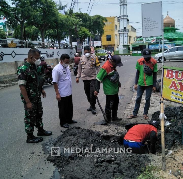 Kerap Meluap, Lurah Sutiman Bersama DLH Lakukan Normalisasi Drainase