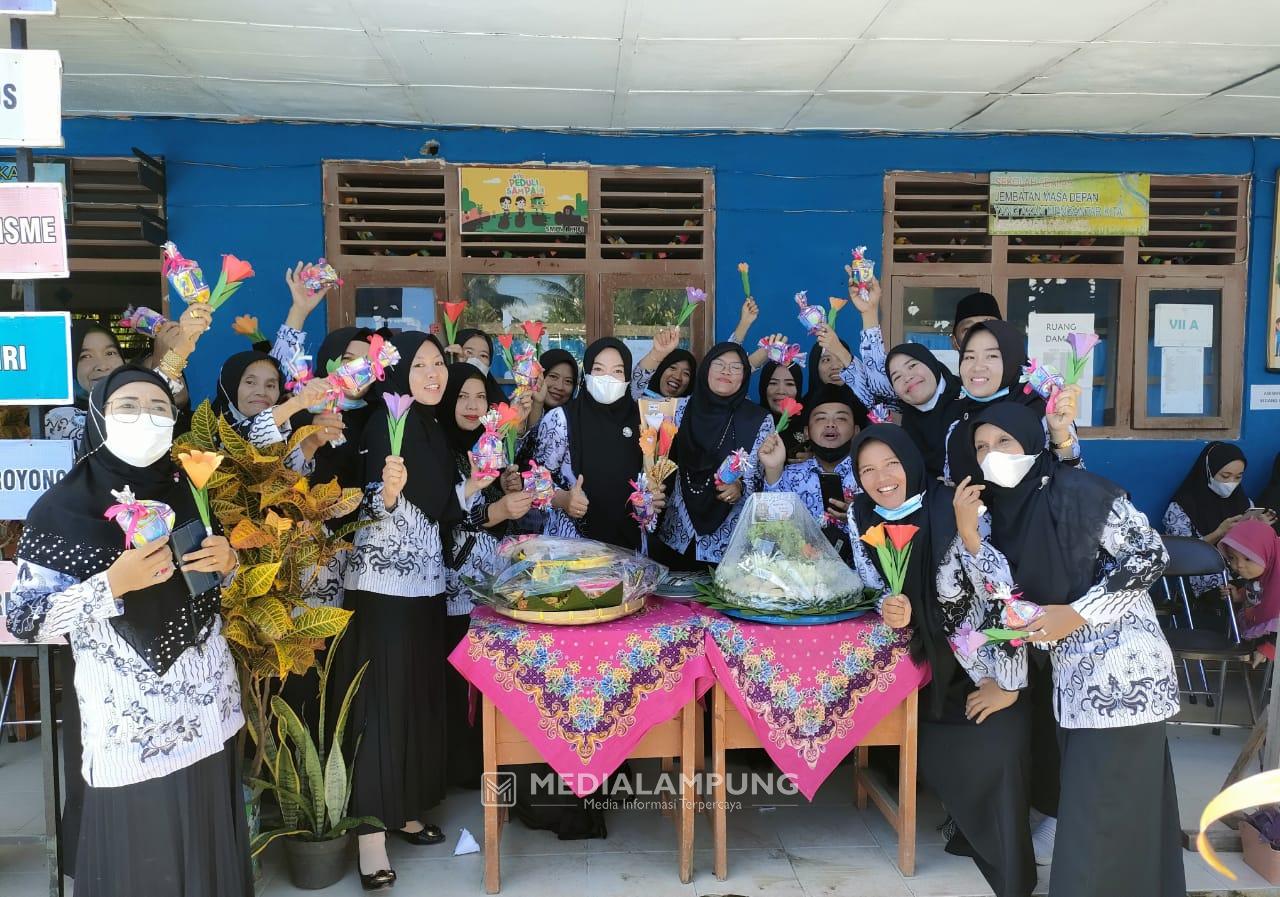 Peringati HGN-PGRI ke-76, SMPN 1 Krui Gelar Pentas Drama Musikal Anak