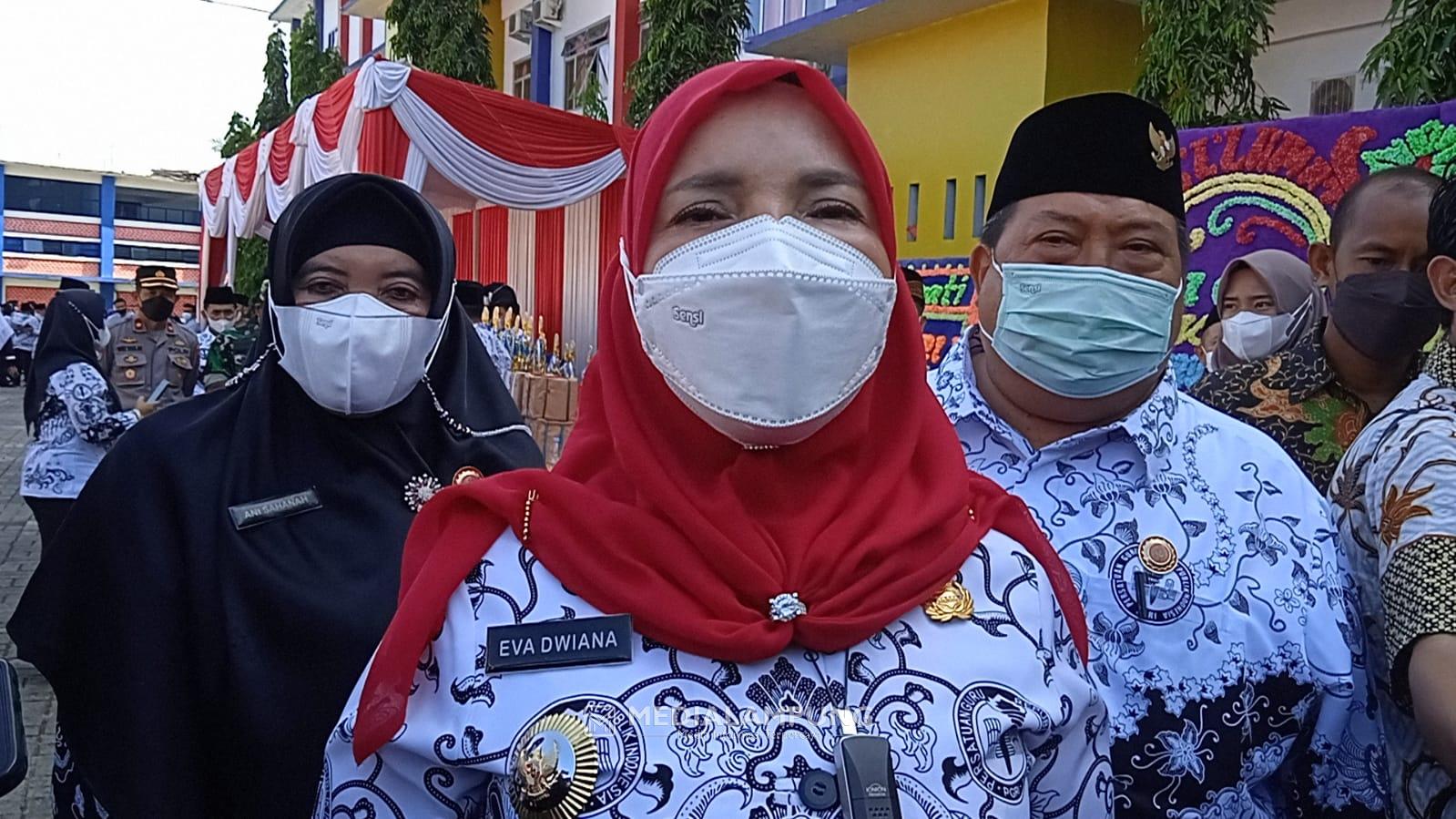 Pimpin Upacara Peringatan HGN, Eva Dwiana Terima Penghargaan dari PGRI