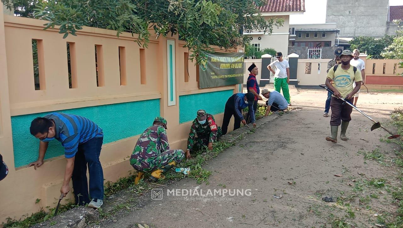 Karya Bakti TNI Satkowil Koramil Kedaton Bersihkan Lingkungan Warga Wilayah Binaan