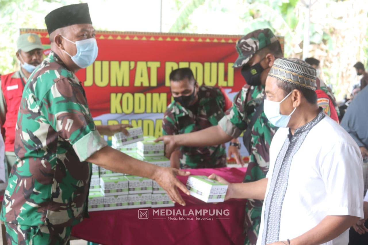 Jumat Peduli, Kodim KBL Bagikan Nasi Kotak dan Terapkan Prokes di Masjid Al-Muhajirin