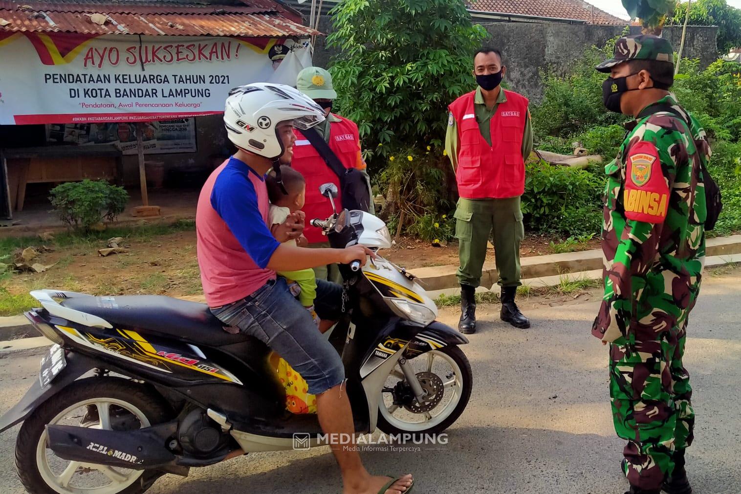 Babinsa Sertu Septianto dan Linmas Imbau Warga Patuhi Prokes