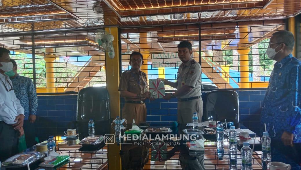 Kantor Pertanahan Serahkan Sertifikat Tanah Pemkab Pesbar