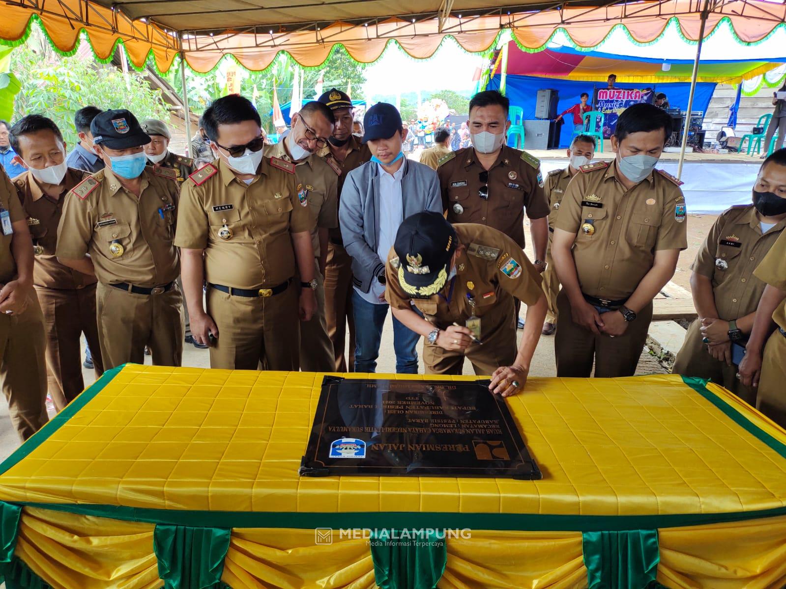 Warga Antusias Sambut Peresmian Jalan Cahayanegeri Sukamulya
