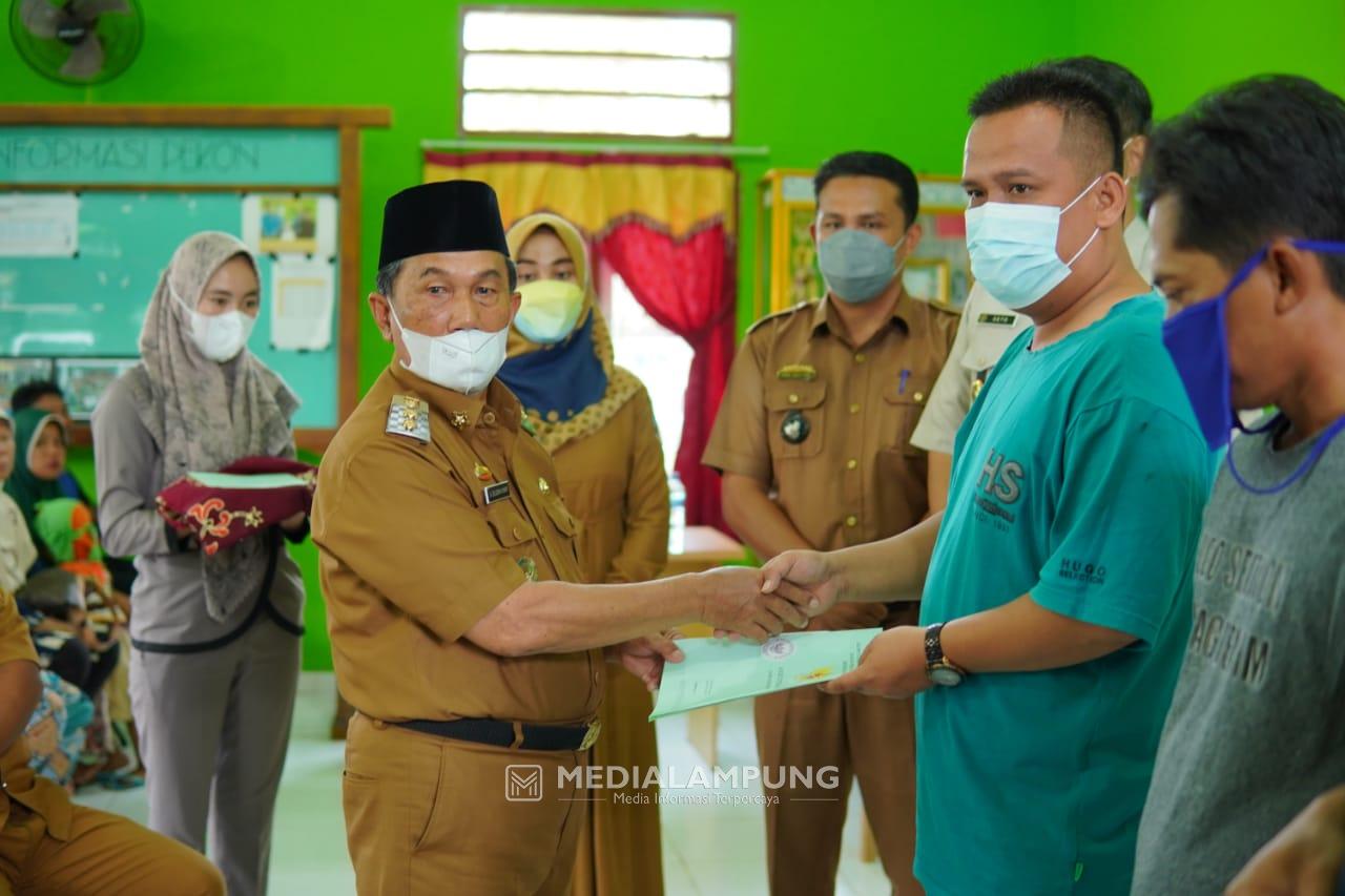 Wabup Pesbar Serahkan Sertifikat Tanah Gratis Program PTSL