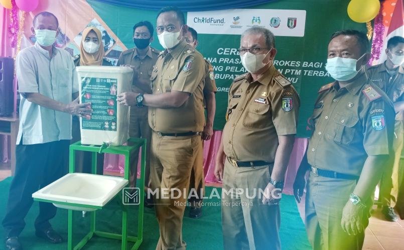 YPSK-LDA Lampung Serahkan Bantuan ke 13 Sekolah di Pringsewu