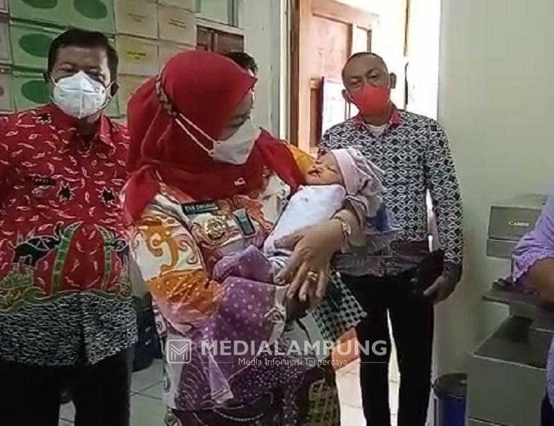 Bunda Eva Berikan Nama pada Bayi yang Ditemukan di Masjid Nurul Iman