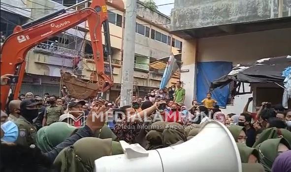 Pendemo Hadang Eskavator, Penertiban PKL Kembali Ditunda