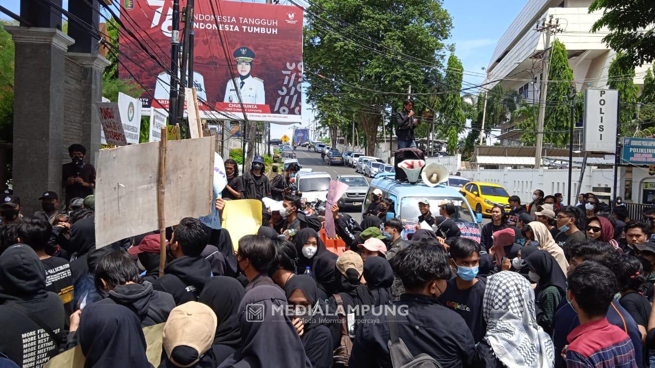 Tuntut Penghapusan Sewa Gedung, Massa FPPKL Geruduk Kantor Disdikbud Lampung