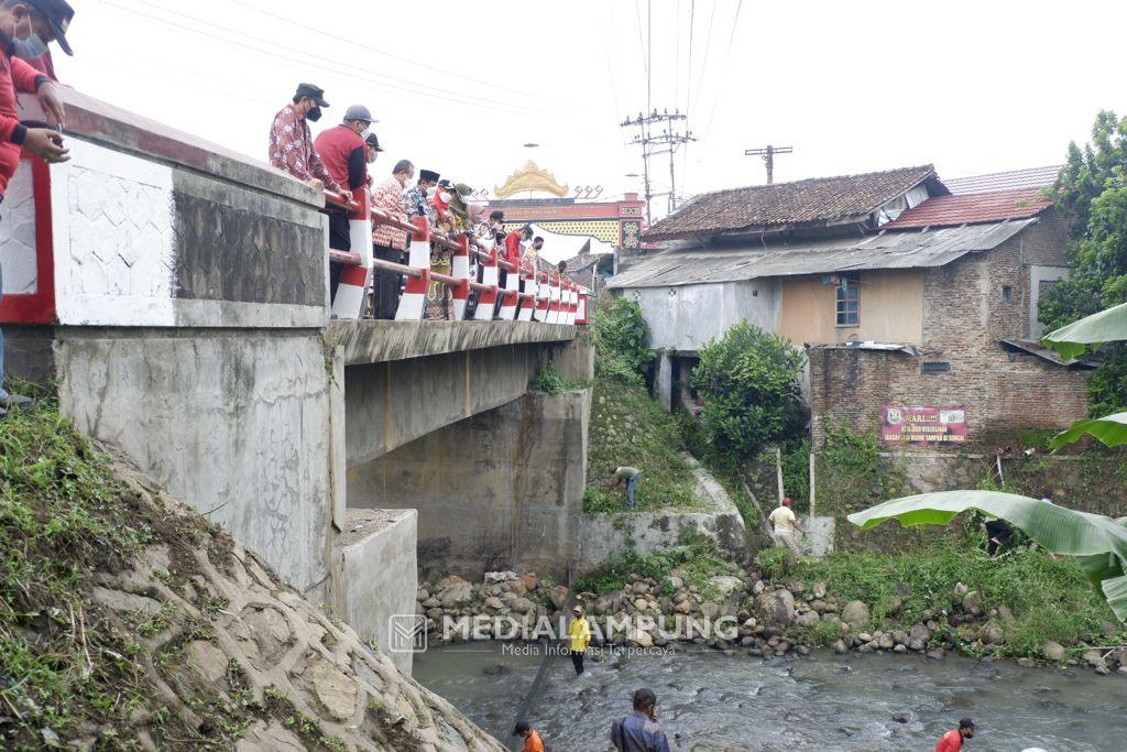 Cegah Banjir, Pemkot Bandarlampung Pasang Jaring di Dua Suangai