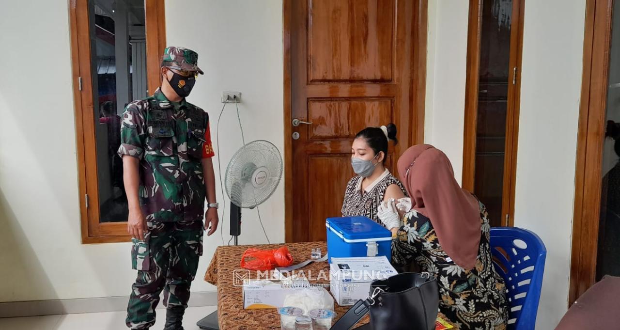 Koramil Panjang Jemput Bola Vaksinasi ke Pemukiman Warga