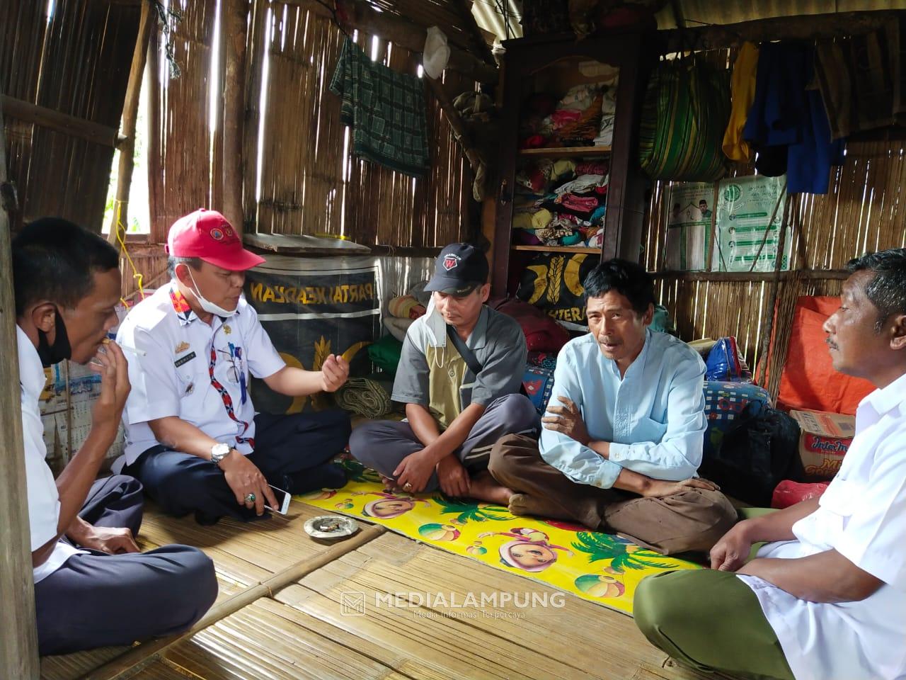 Camat Dahlin Tinjau Warganya yang Diisukan Belum Terima Bansos