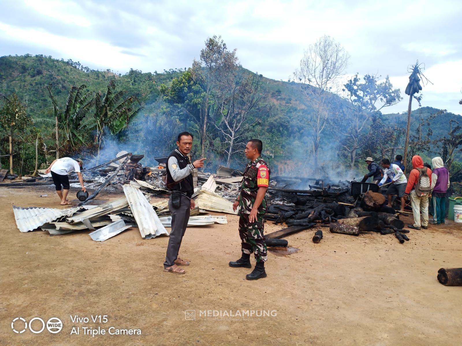 Ditinggal ke Kebun, Rumah Warga Sukajaya Ludes Dilalap si Jago Merah