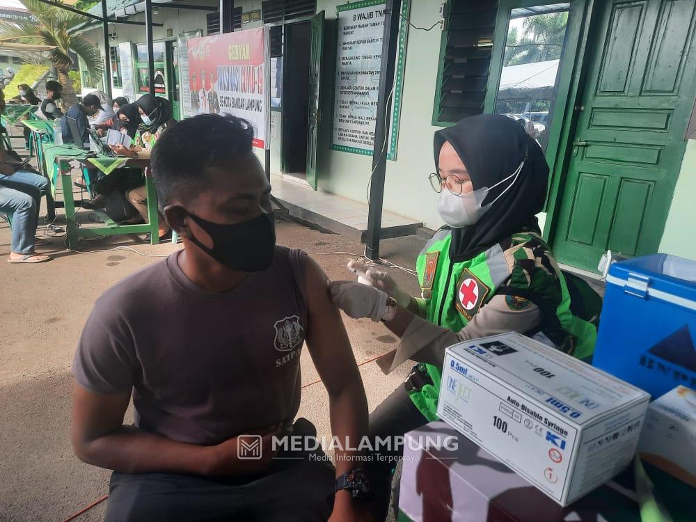 Para Babinsa Ajak Warga Binaan Vaksinasi Covid di Kodim KBL