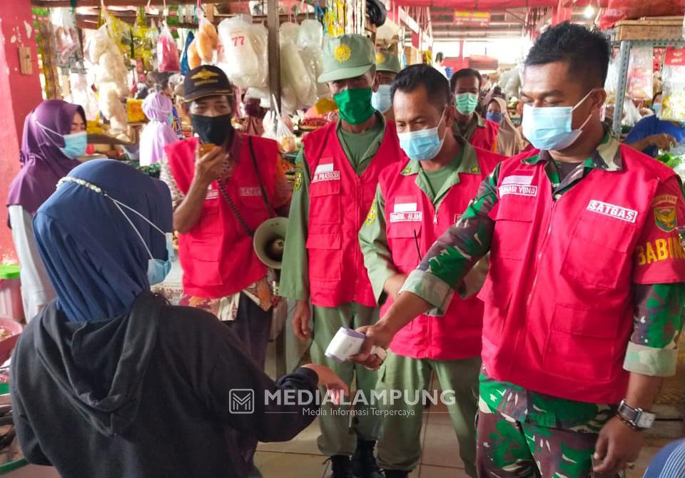 Sambangi Pasar Cimeng, Babinsa Muhadiono dan Satgas Covid Beri Imbauan Soal Prokes
