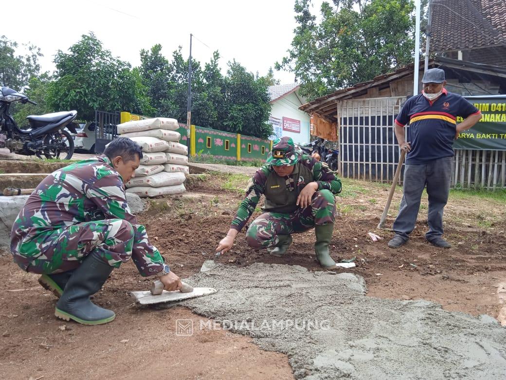 Karya Bhakti Satkowil Kodim KBL Laksanakan Pembangunan Lapangan Volly Ball di Pinangjaya