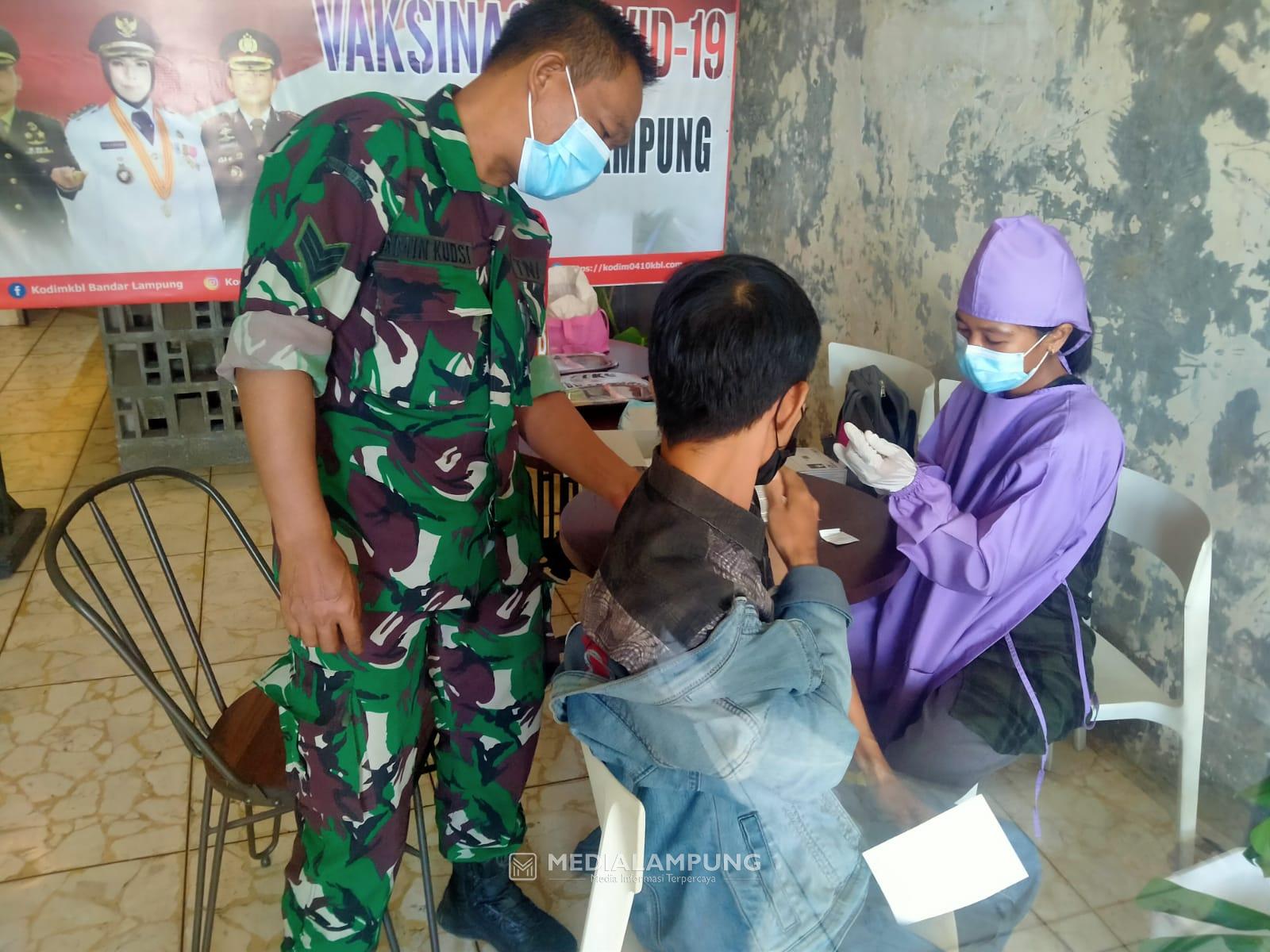 Koramil Kedaton Gelar Serbuan Vaksinasi Covid untuk Warga Gedongmeneng Baru