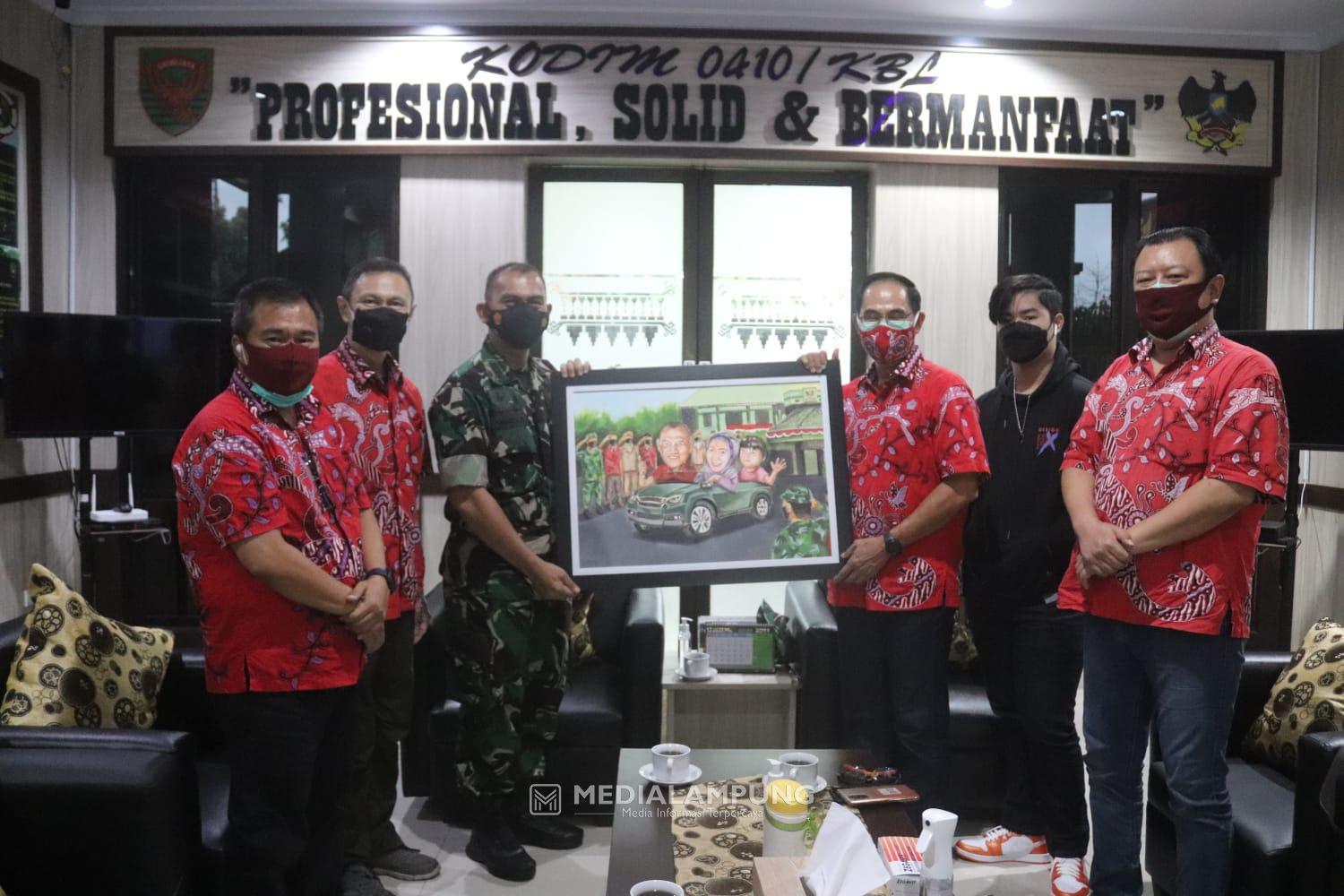 Apresiasi Kerja Sama yang Baik, Dandim Romas Terima Cinderamata dari PSMTI Lampung