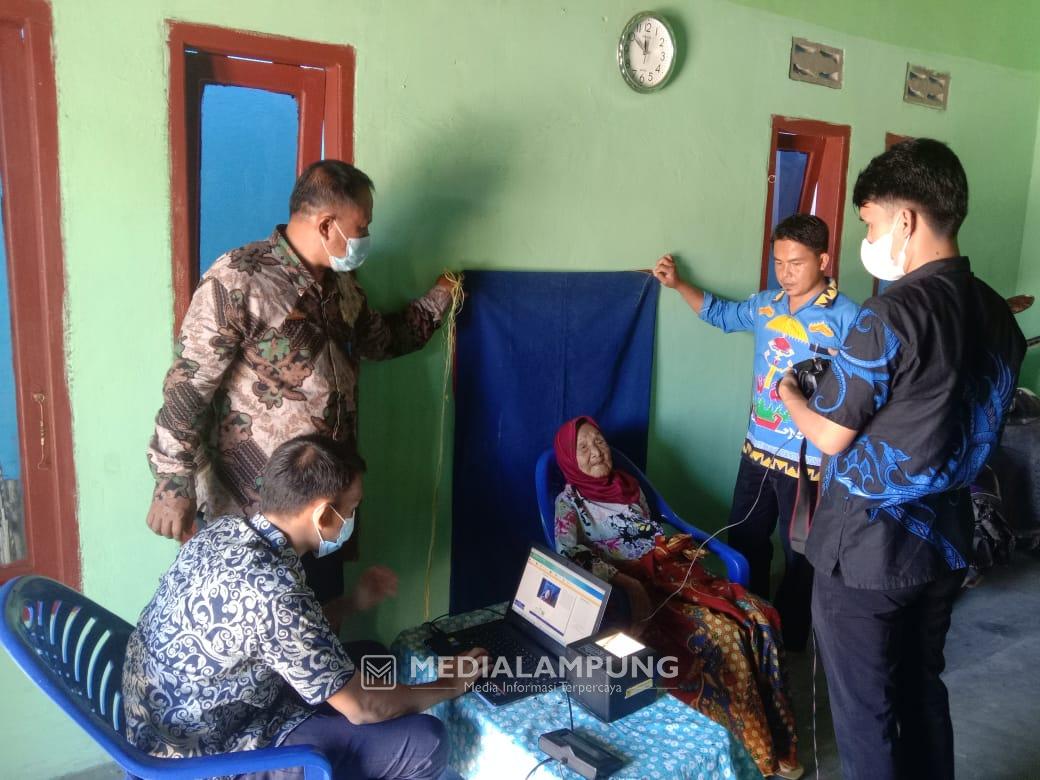 Disdukcapil Jemput Bola Buatkan KTP-el Lansia