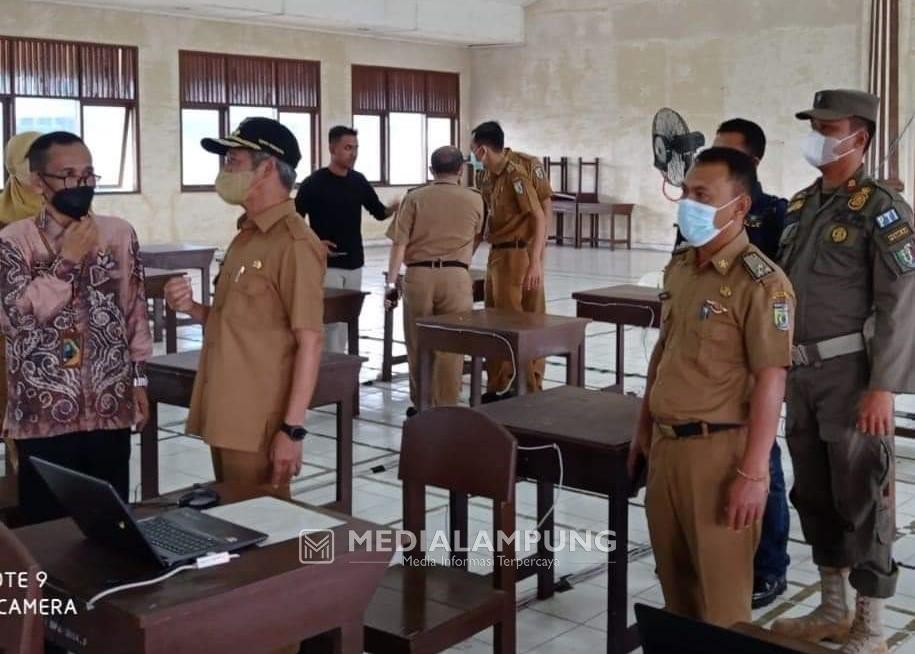 Bupati Pringsewu Tinjau Pelaksanaan SKB CASN di SMK Yadika