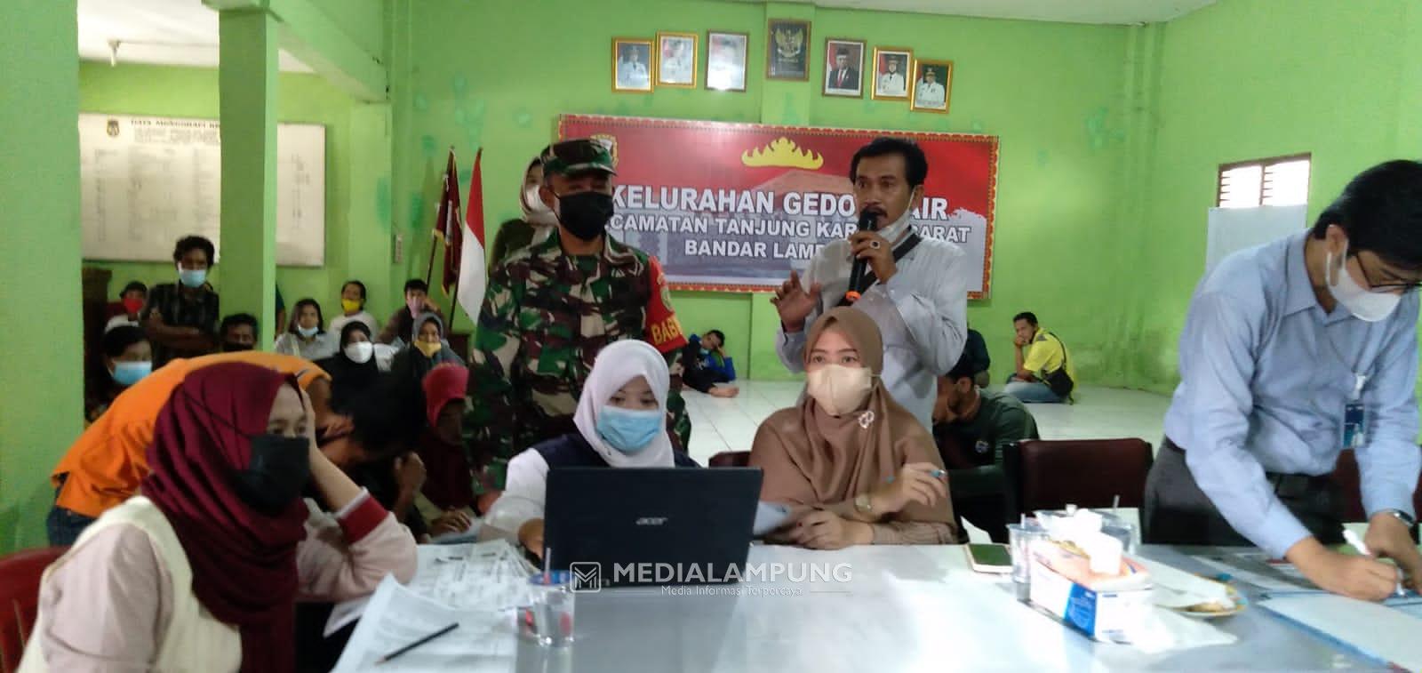 Babinsa Sertu Mari Pantau Penyaluran BPNT untuk Masyarakat