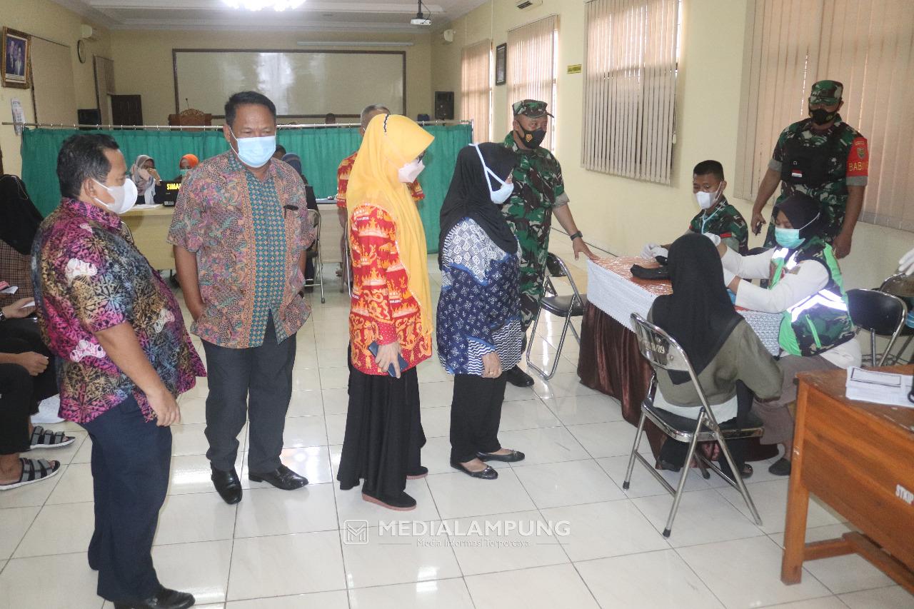 Serbuan Vaksinasi Covid, Koramil TKP Menyasar Lingkungan Kampus STKIP Bandarlampung