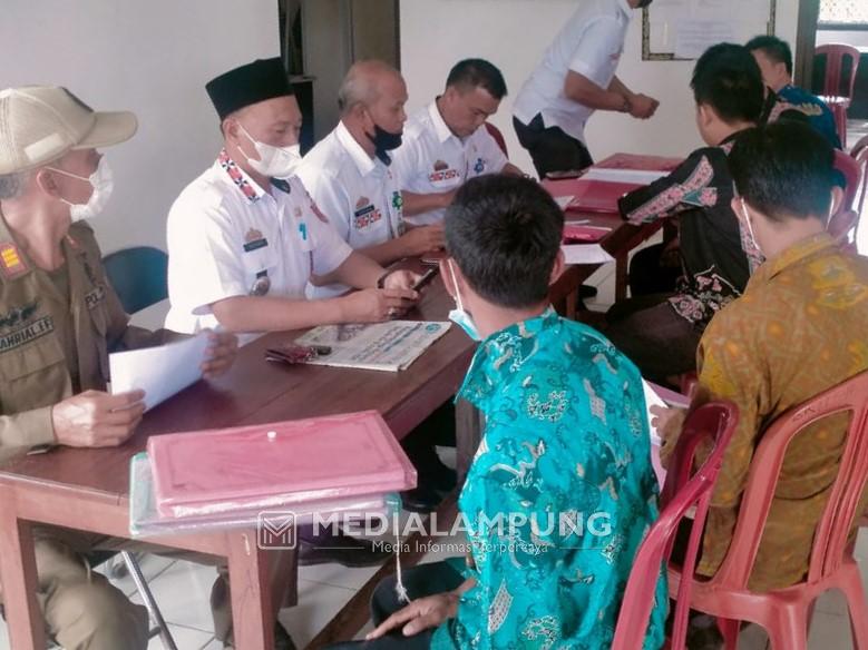 Panitia Lakukan Verifikasi Kelengkapan Berkas Bakal Calon Peratin