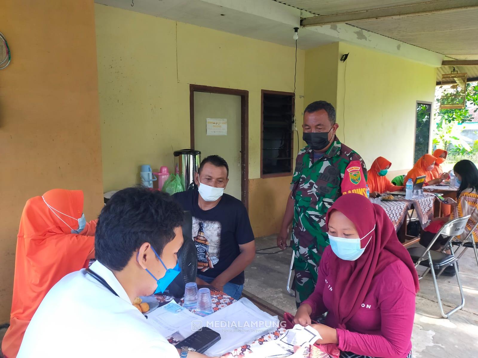 Dukung Percepatan Vaksinasi, Koramil Kedaton Gelar Vaksinasi di Wilayah Binaan 