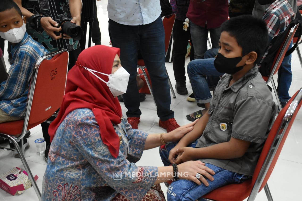 Bunda Eva Serahkan Santunan Untuk Anak Yatim Piatu