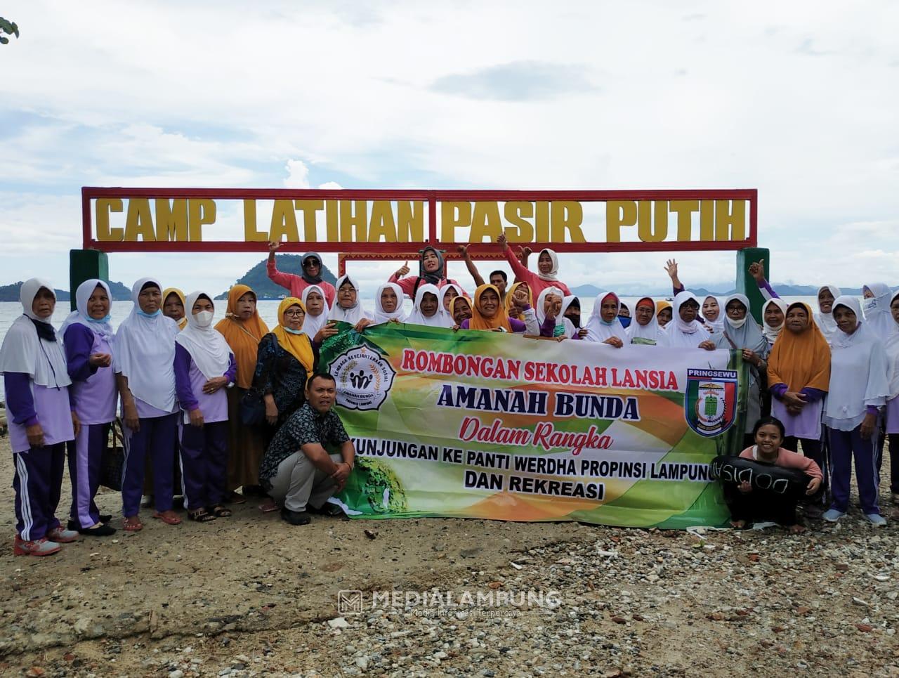 Siswa Sekolah Lansia Amanah Bunda Pringsewu Kunjungi Panti Sosial Tresna Werdha