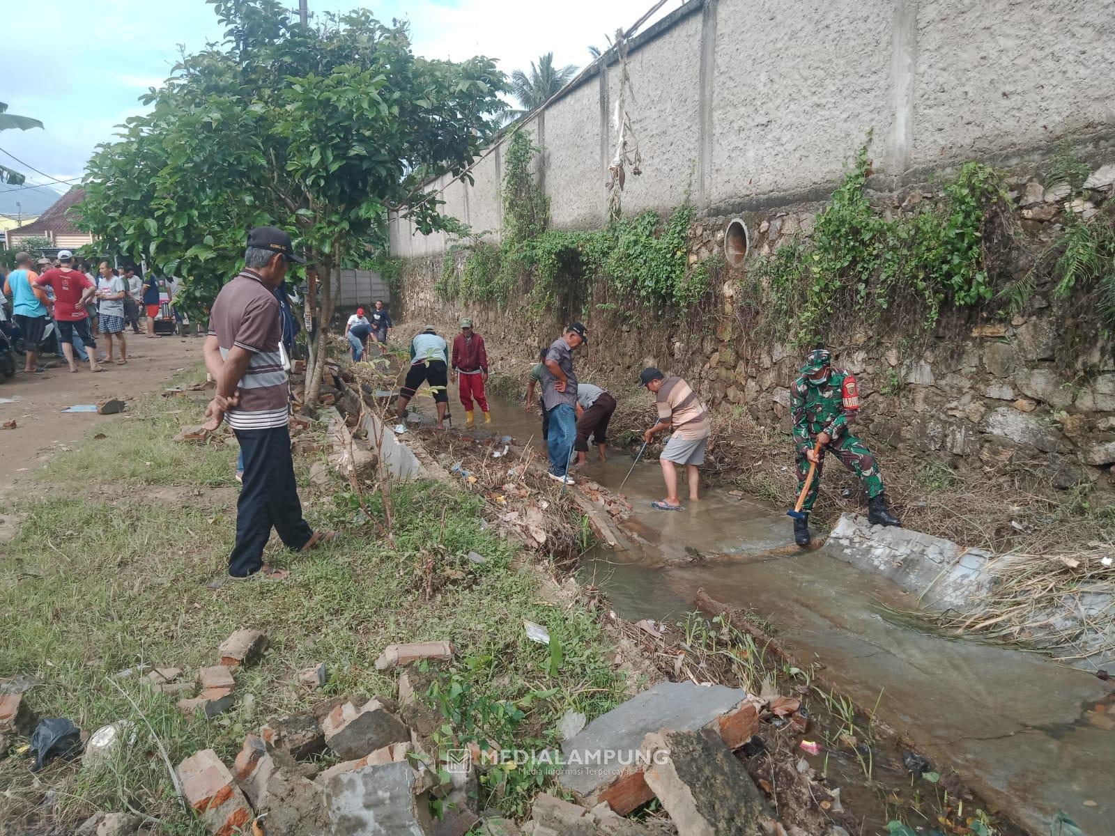 Babinsa Bersama Masyarakat Gotong Royong Bersihkan Sampah di Aliran Sungai Way Limus