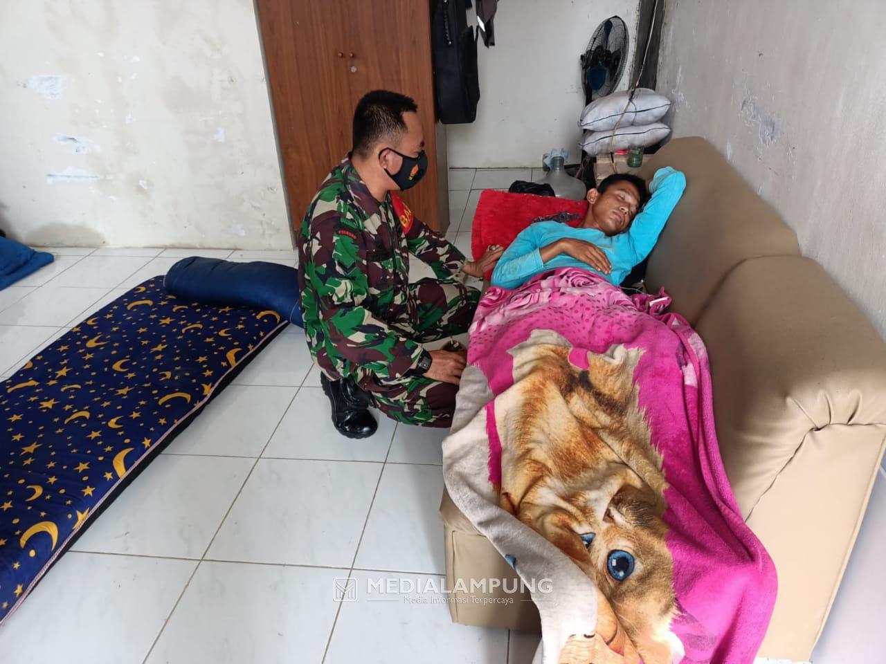 Wujud Kepedulian, Babinsa Yulhaidir Jenguk Warga Binaan yang Sakit di Wilayah Keteguhan