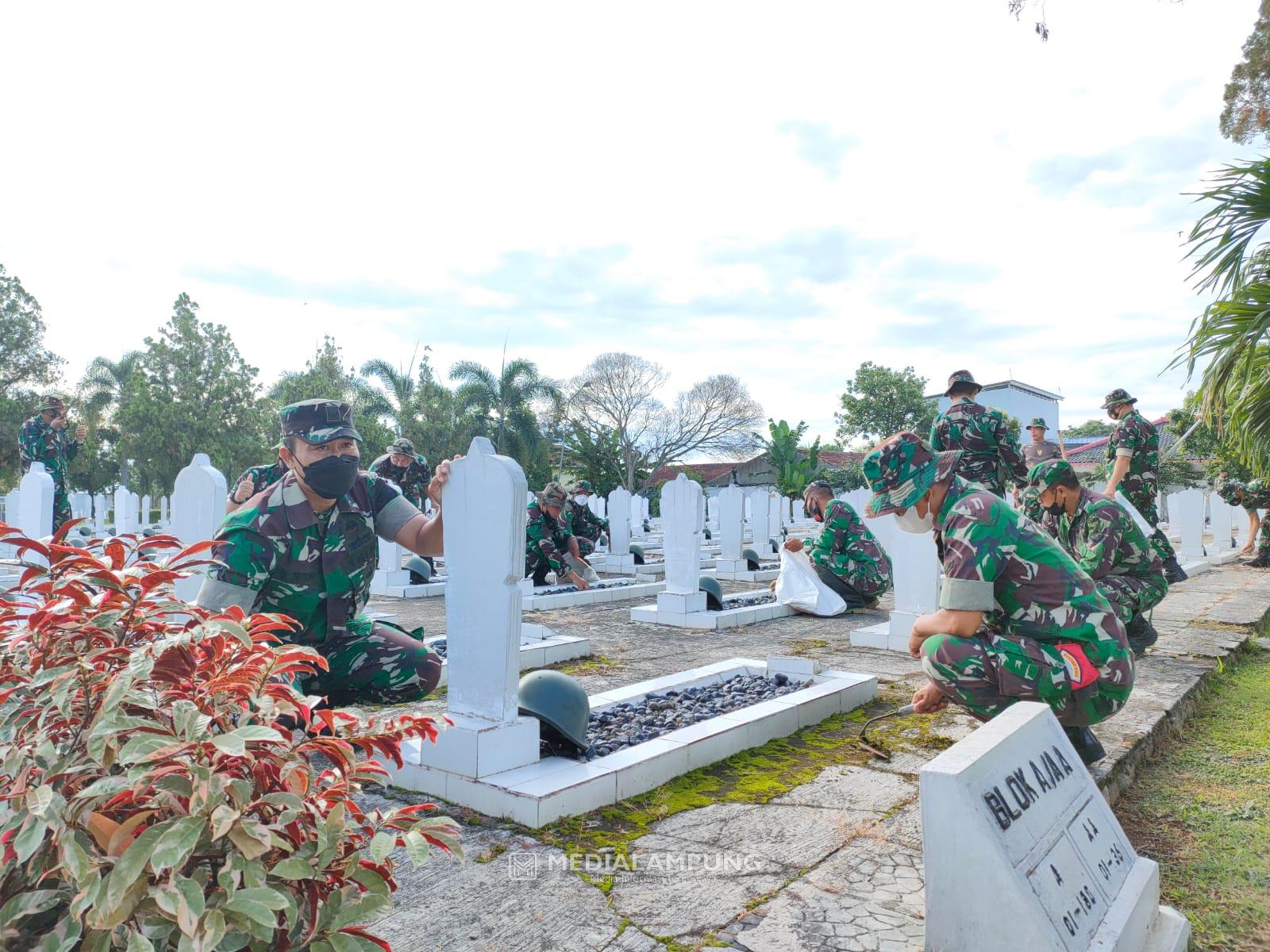Personel Kodim KBL Ikuti Kegiatan Pembersihan TMP Tanjung Karang