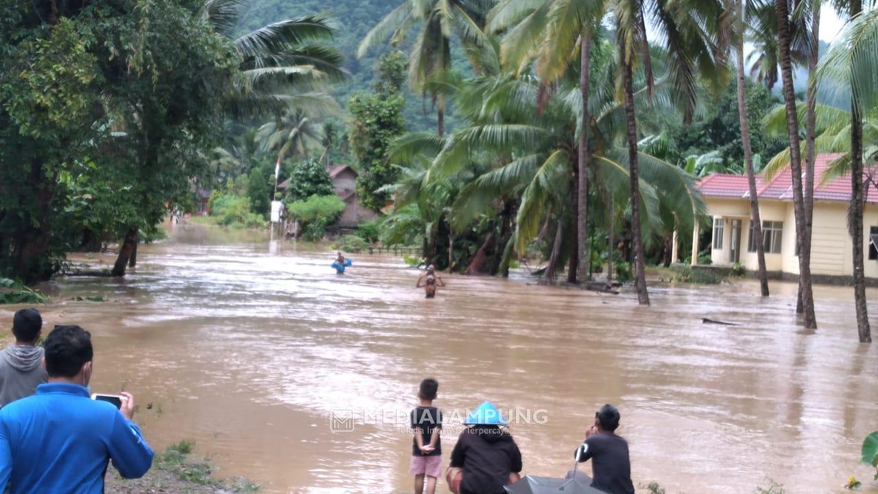 Diterjang Banjir, Jalan Penghubung Antar Pekon di Kelumbayan Tak Dapat Dilalui 