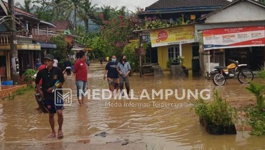 Sungai Way Ratai Meluap, 4 Desa di Padangcermin Terendam Banjir