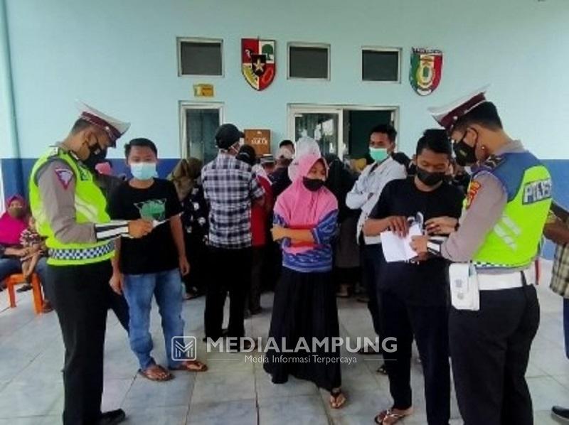 Operasi Penyekatan di Area Terminal Gadingrejo Periksa Kelengkapan Dokumen Vaksinasi Pengendara