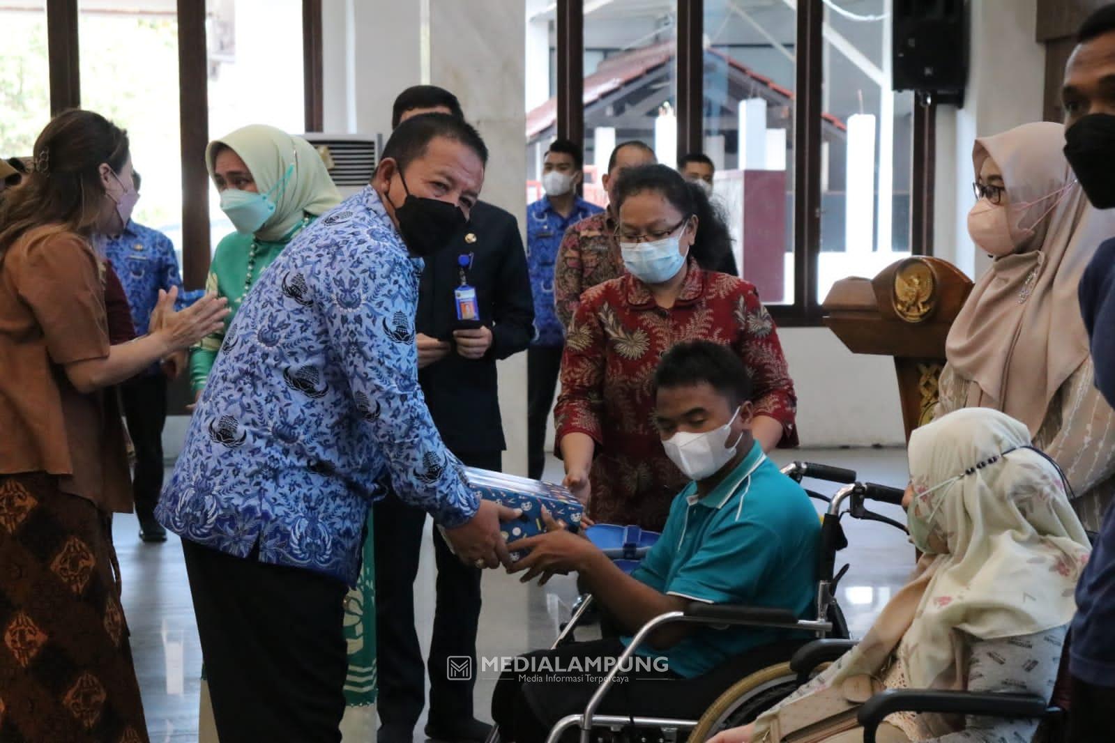 Peduli Penyandang Disabilitas, Gubernur Arinal Beri Bantuan Sepatu AFO