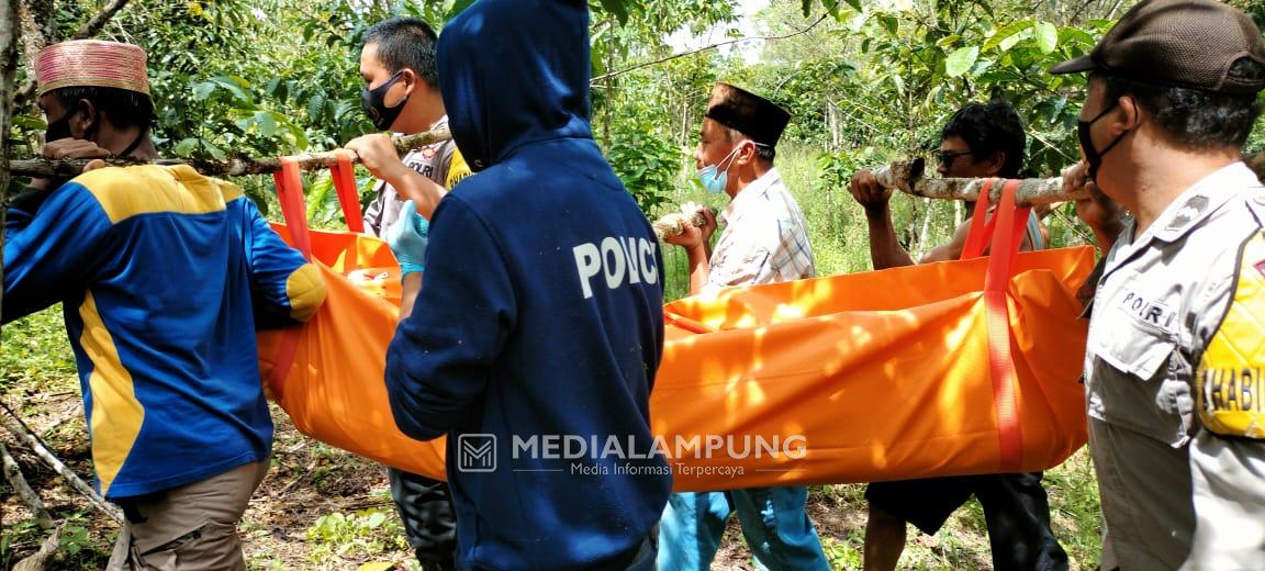 Jasad Korban Bunuh Diri Dibawa ke RSUDAU Untuk Proses Visum