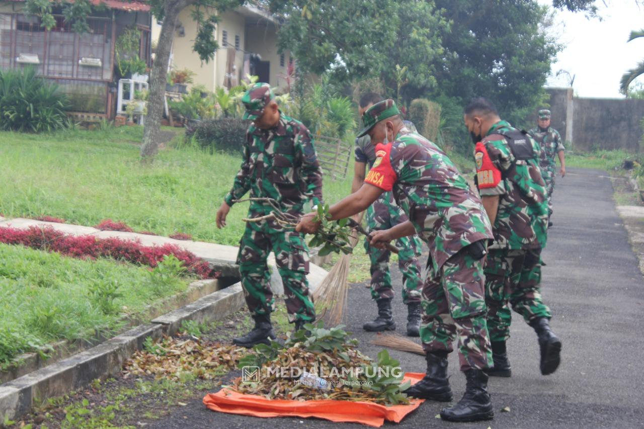 Kodim KBL Bersama Personel Jajaran Korem 043/Gatam Laksanakan Pembersihan di SLB Kemiling