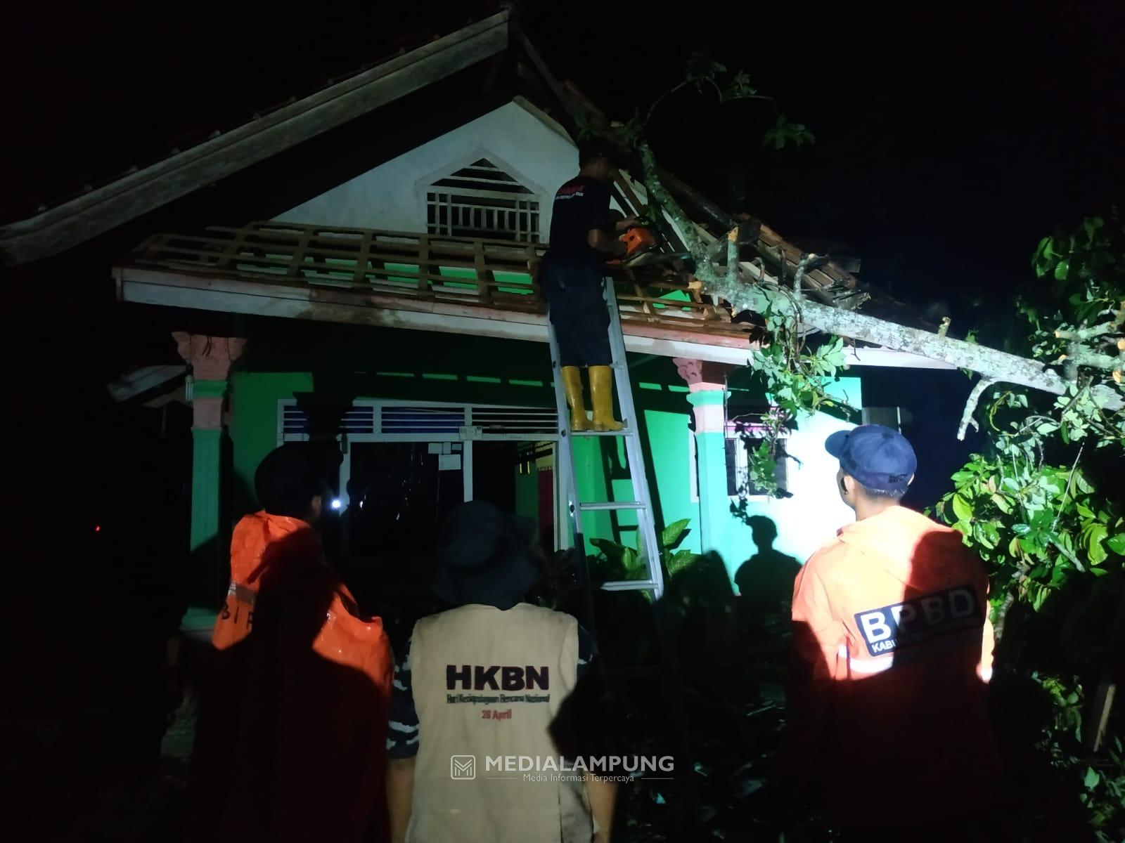 Diterpa Hujan dan Angin Kencang, Sejumlah Rumah di Waringinsari Timur Rusak