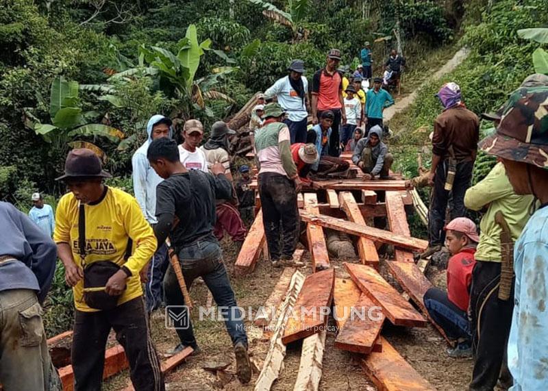 Warga Pekon Karangagung Gotong Royong Bangun Jembatan Penghubung