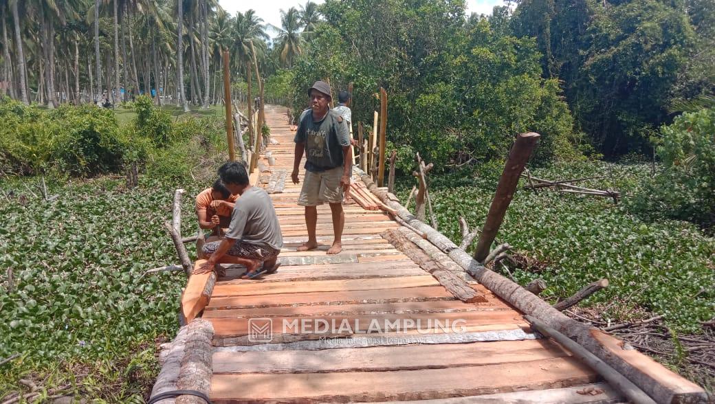 Rela Rogoh Kocek Untuk Buat Jembatan Penghubung